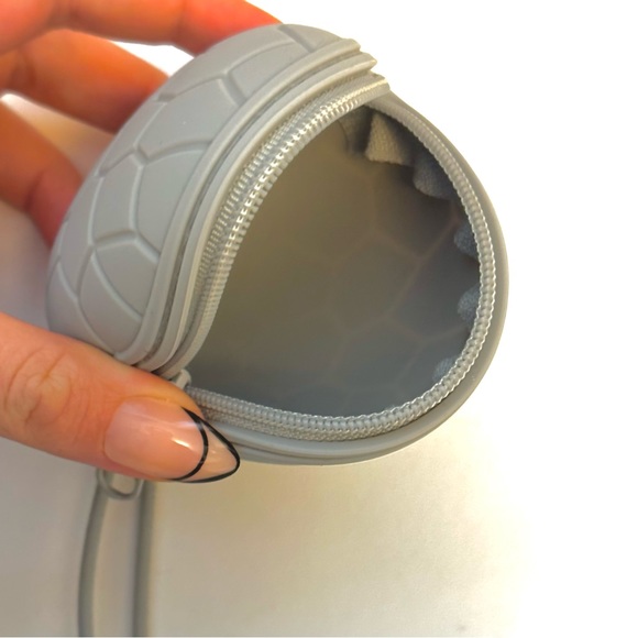 Silicone Pacifier Holder. Grey - Picture 3 of 3